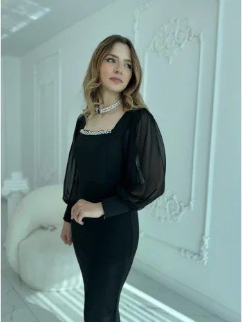 Taş Detaylı Kare Yaka Tül Kollu Midi Boy Siyah Elbise