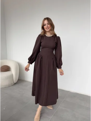 Yanları Büzgülü Etek ve Arkadan Kuşaklı Uzun Kahve Elbise
