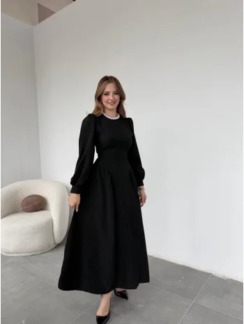 Yanları Büzgülü Etek ve Arkadan Kuşaklı Uzun Siyah Elbise