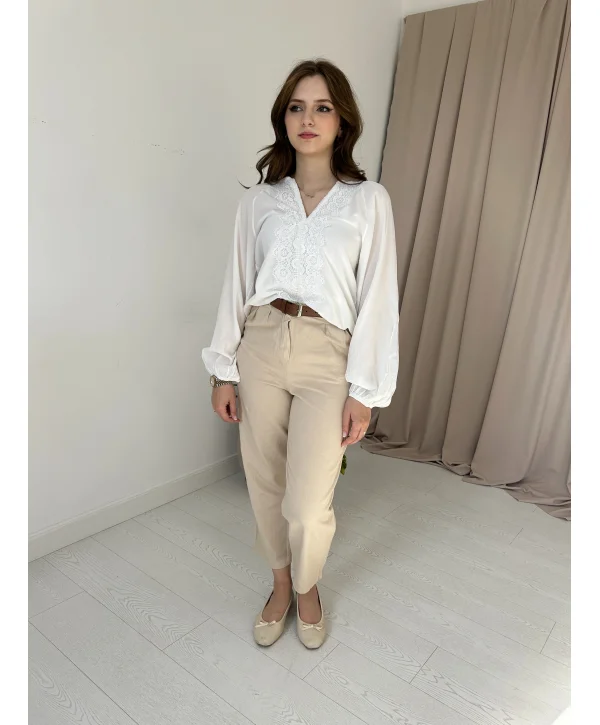 Beyaz dantel detaylı bluz