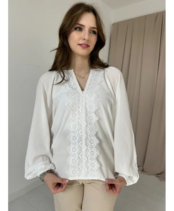 Beyaz dantel detaylı bluz