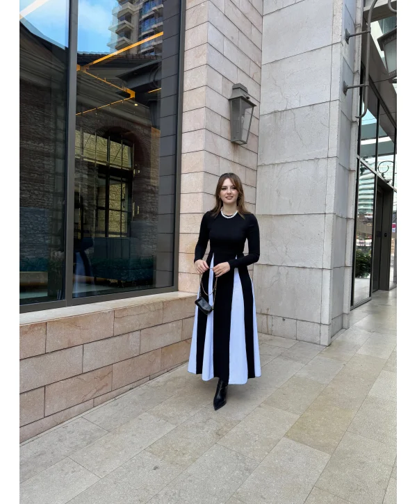 Beyaz Siyah Pile Etekli Triko Elbise