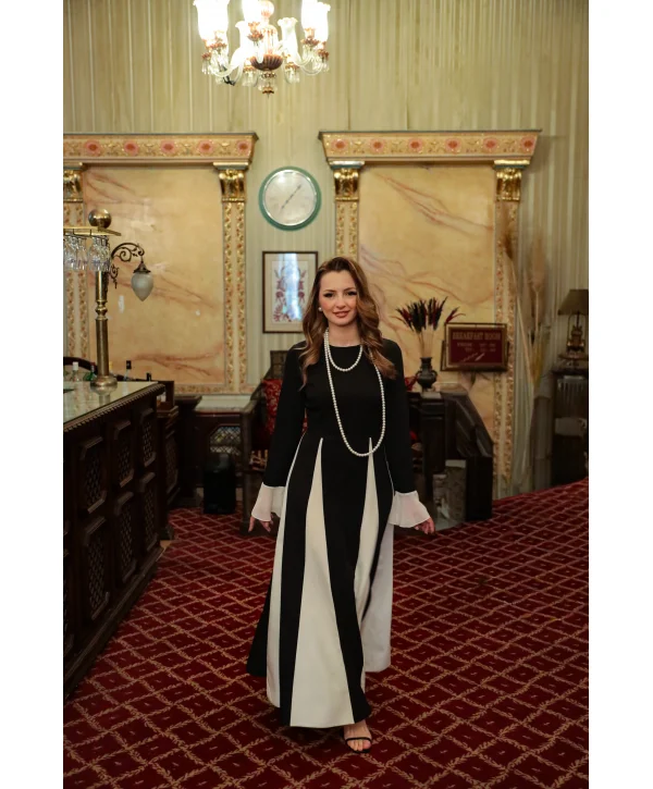 Eteği Siyah-Beyaz Geçişli Şifon Kol Detaylı Atlas Siyah Elbise