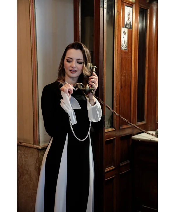 Eteği Siyah-Beyaz Geçişli Şifon Kol Detaylı Atlas Siyah Elbise