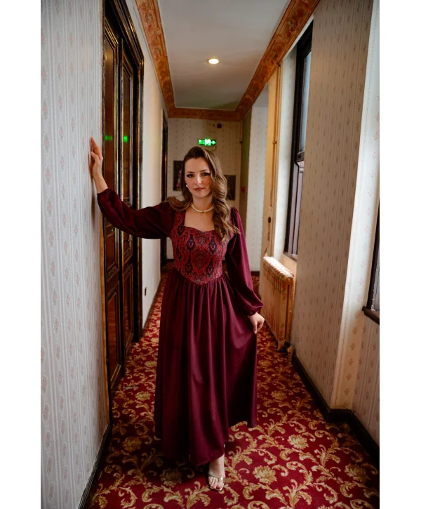 Etnik Desen Detaylı Yumuşacık Dokulu Fitilli Kadife Bordo Elbise