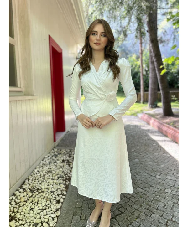 Gül Broş Detaylı Beyaz Elbise