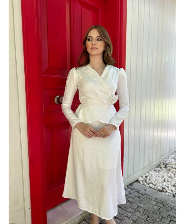 Gül Broş Detaylı Beyaz Elbise