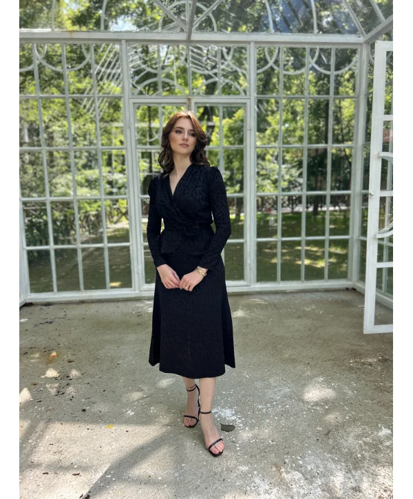Gül Broş Detaylı Siyah Elbise