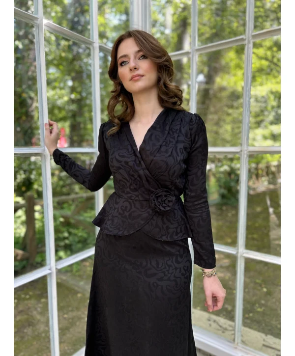 Gül Broş Detaylı Siyah Elbise