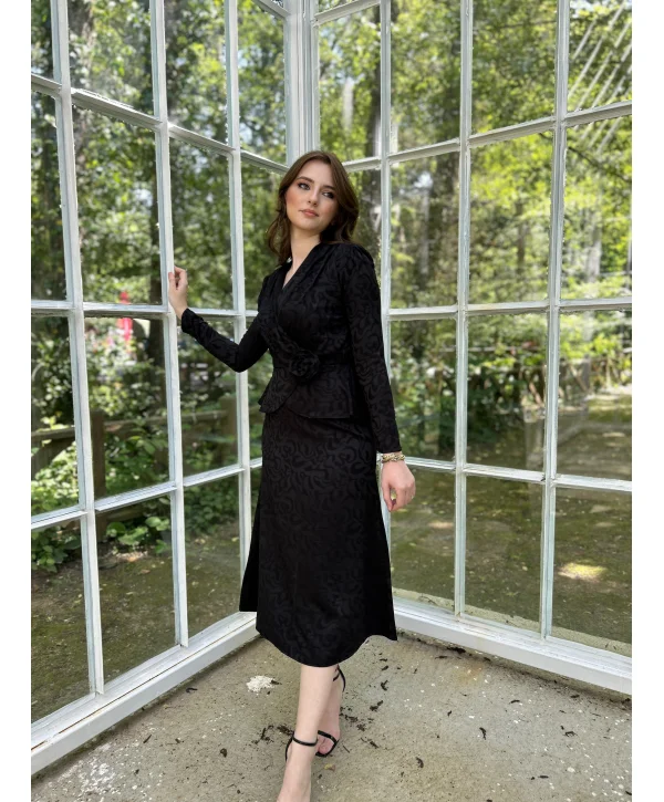 Gül Broş Detaylı Siyah Elbise
