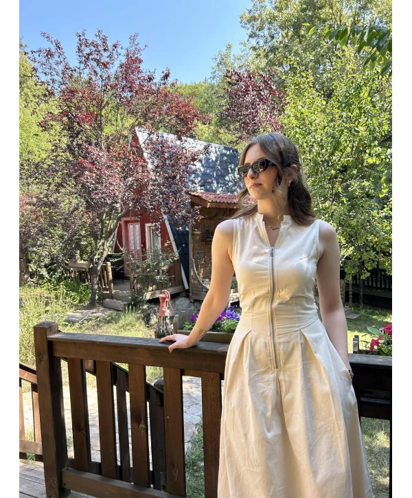 Krem Rengi Zincir Detaylı Elbise