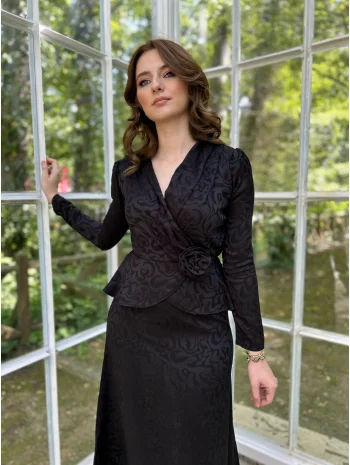 Gül Broş Detaylı Siyah Elbise