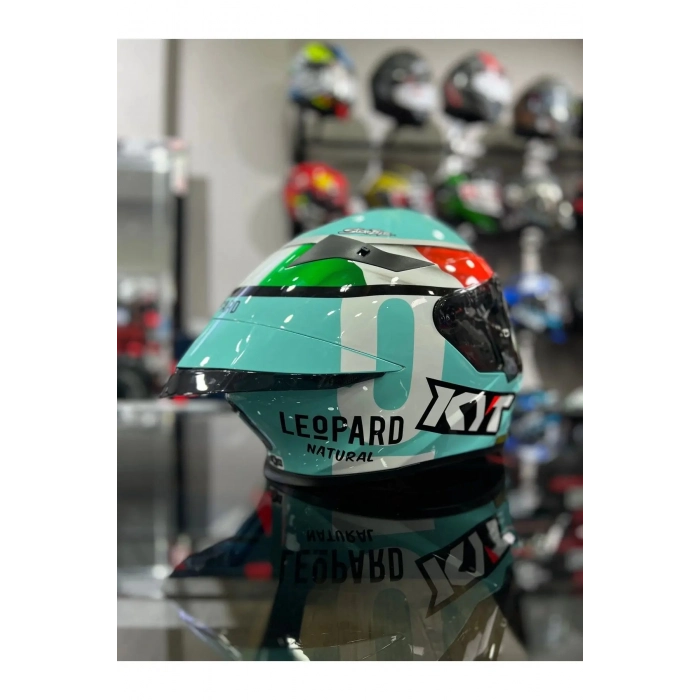 TT-REVO LEOPARD TRICOLOR KAPALI KASK (ŞEFFAF VİZÖRLÜ GÖNDERİLMEKTEDİR)