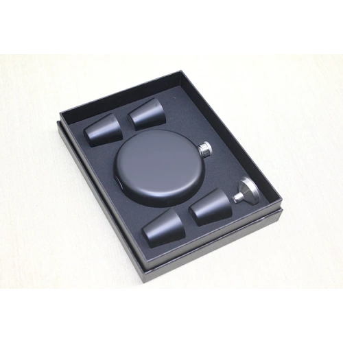 4 Стакана с шотом в комплекте с круглой черной бутылкой