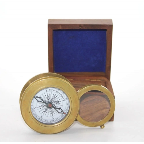 صندوق خشبي ببوصلة نحاسية مع عدسة، موديل 1