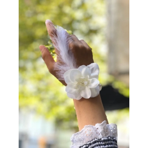 Bride to be Nedime Gelin Bilekliği Tüy ve İnci Boncuk Detaylı Beyaz Renkli Bekarlığa Veda Partisi Bilekliği 10 Adet (5365)