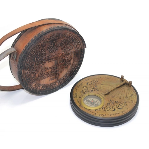 Компас из латуни с кожаным чехлом