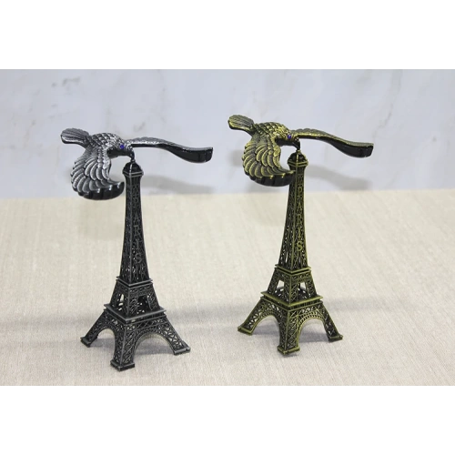 برج إيفل المعدني المزين بالنسر 2