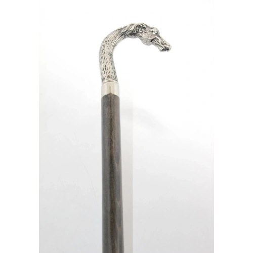 Хромовый бюст коня с тростью