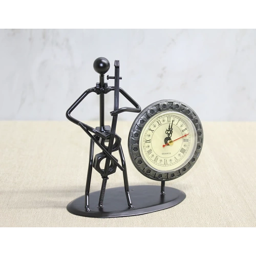 Metal Saatli Keman Çalan Müzisyen