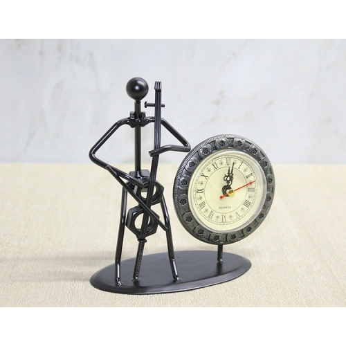 Metal Saatli Keman Çalan Müzisyen