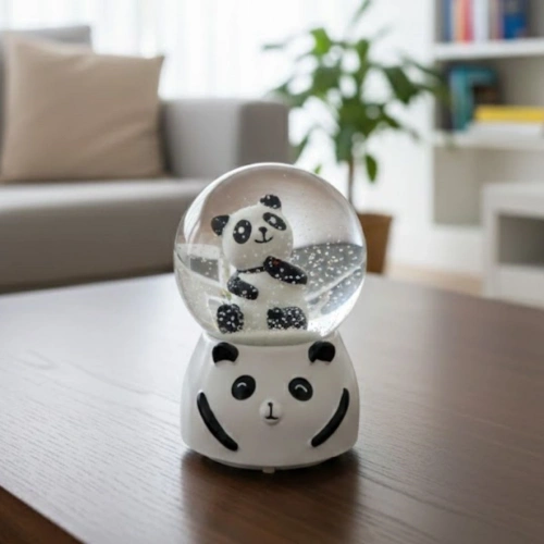 Pilli Işıklı Müzikli Kar Küresi–Sevimli Panda Figürlü Eğlenceli Masaüstü Biblo, LED Aydınlatmalı Dekoratif Hediyelik Kar Küresi (5365)