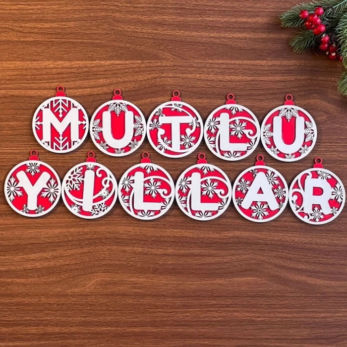 11 Harfli Kırmızı Beyaz İpli MUTLU YILLAR Yazılı Ahşap Yılbaşı Ağaç Süsü (5365)