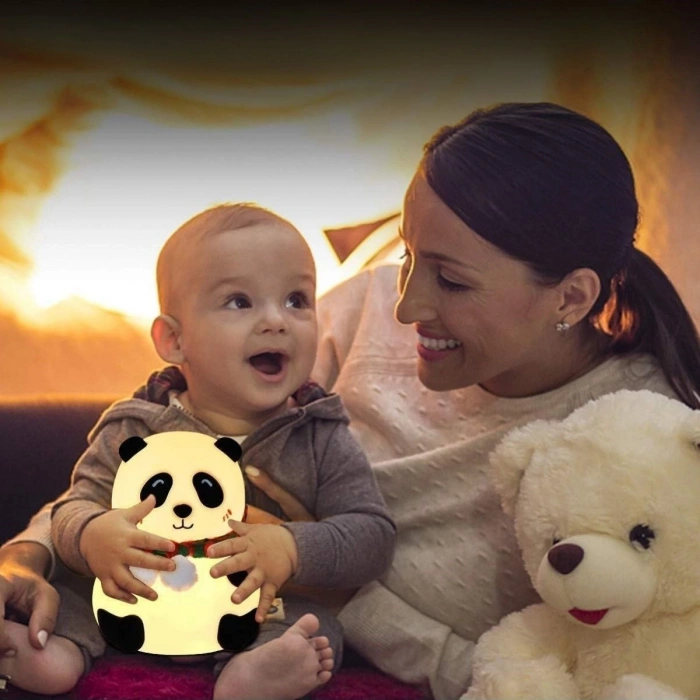 5 Farklı Renk Modlu Panda Figürlü Pofuduk LED Gece Lambası–Yumuşak Dokulu Çocuk Odası ve Dekoratif Şarjlı Ortam Işığı