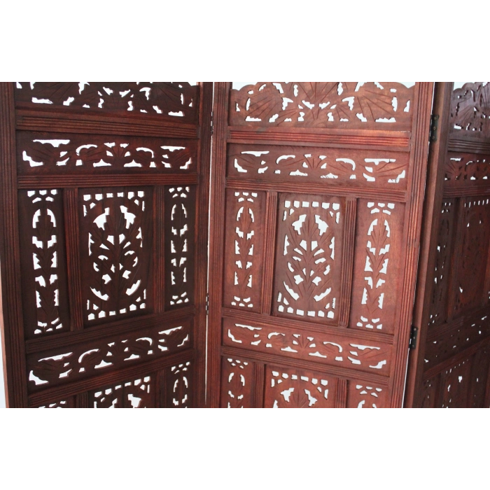 Деревянный паркет цвета махагон с резьбой по дереву