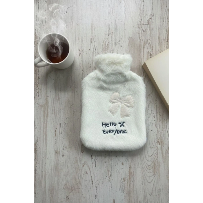Hello Everyone Yazılı Kurdeleli Beyaz Peluş Sıcak Su Torbası 1 Lt – Yumuşak Kılıf, Uzun Süre Sıcak Tutan Termal Su Torbası