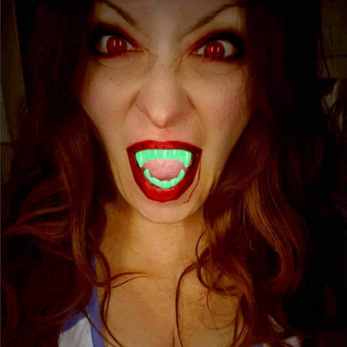 Karanlıkta Parlayan Fosforlu Çift Damak Takma Vampir Dişi (5365)