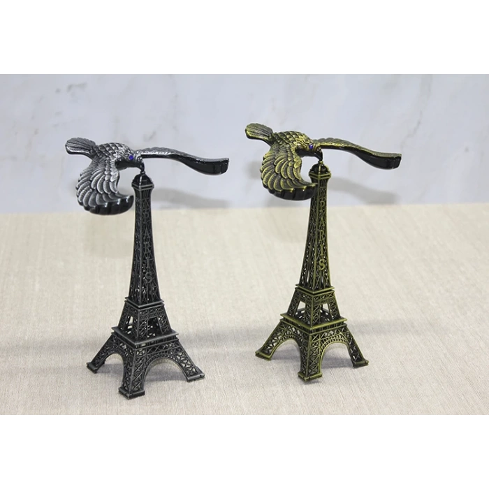 برج إيفل المعدني المزين بالنسر 2