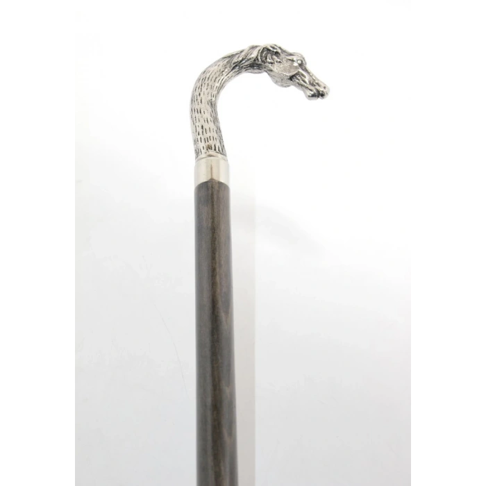 Хромовый бюст коня с тростью