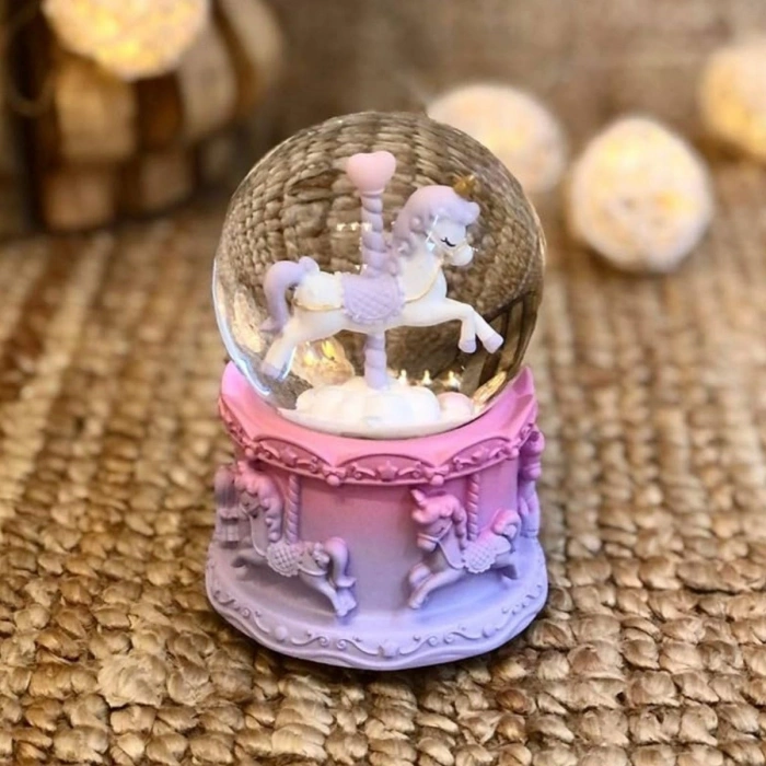 Pilli Işıklı Müzikli Kar Küresi–At Figürlü Eğlenceli Masaüstü Biblo, LED Aydınlatmalı Dekoratif Hediyelik Kar Küresi (5365)