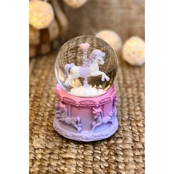 Pilli Işıklı Müzikli Kar Küresi–At Figürlü Eğlenceli Masaüstü Biblo, LED Aydınlatmalı Dekoratif Hediyelik Kar Küresi