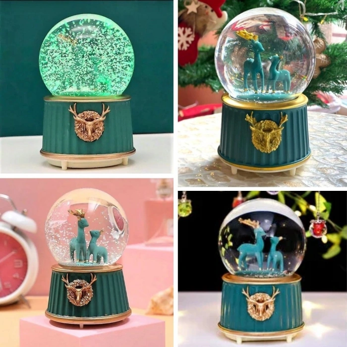 Pilli Işıklı Müzikli Kar Küresi–İki Geyikli Yeşil Figürlü Eğlenceli Masaüstü Biblo, LED Aydınlatmalı Dekoratif Hediyelik Kar Küresi (5365)