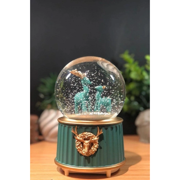 Pilli Işıklı Müzikli Kar Küresi–İki Geyikli Yeşil Figürlü Eğlenceli Masaüstü Biblo, LED Aydınlatmalı Dekoratif Hediyelik Kar Küresi