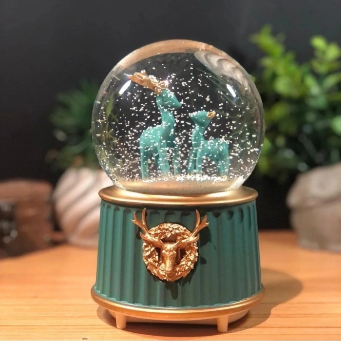Pilli Işıklı Müzikli Kar Küresi–İki Geyikli Yeşil Figürlü Eğlenceli Masaüstü Biblo, LED Aydınlatmalı Dekoratif Hediyelik Kar Küresi (5365)
