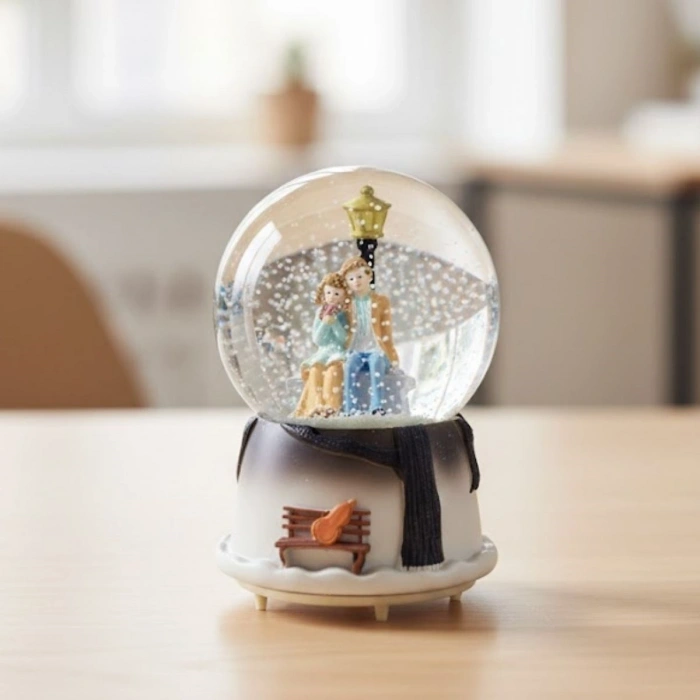 Pilli Işıklı Müzikli Kar Küresi–Kış Masalı Bankta Sevgili Figürlü Eğlenceli Masaüstü Biblo, LED Aydınlatmalı Dekoratif Hediyelik Kar Küresi (5365)