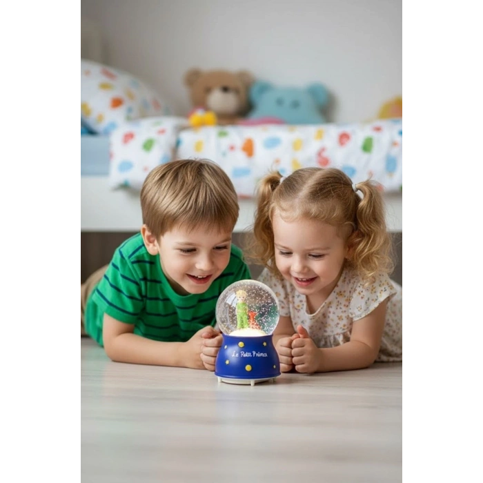 Pilli Işıklı Müzikli Kar Küresi–Le Petit Küçük Prens Figürlü Eğlenceli Masaüstü Biblo, LED Aydınlatmalı Dekoratif Hediyelik Kar Küresi