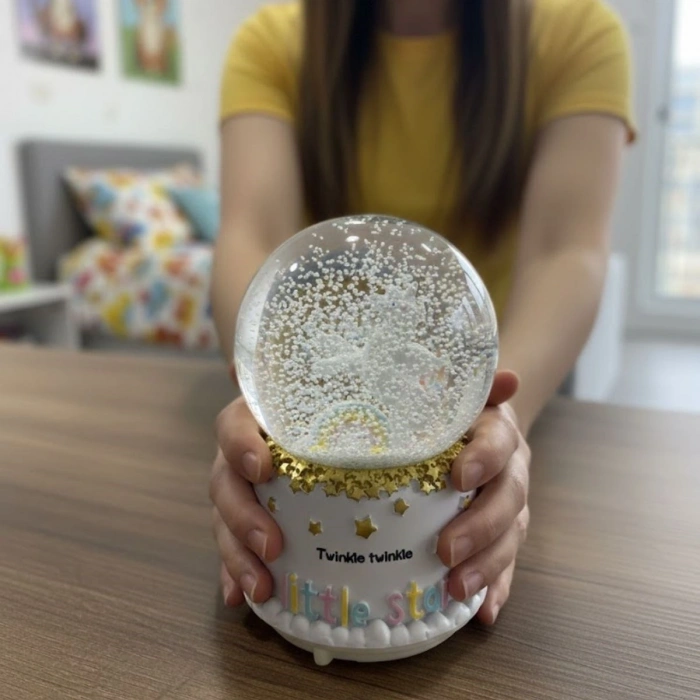 Pilli Işıklı Müzikli Kar Küresi–Pony At Figürlü Eğlenceli Masaüstü Biblo, LED Aydınlatmalı Dekoratif Hediyelik Kar Küresi (5365)