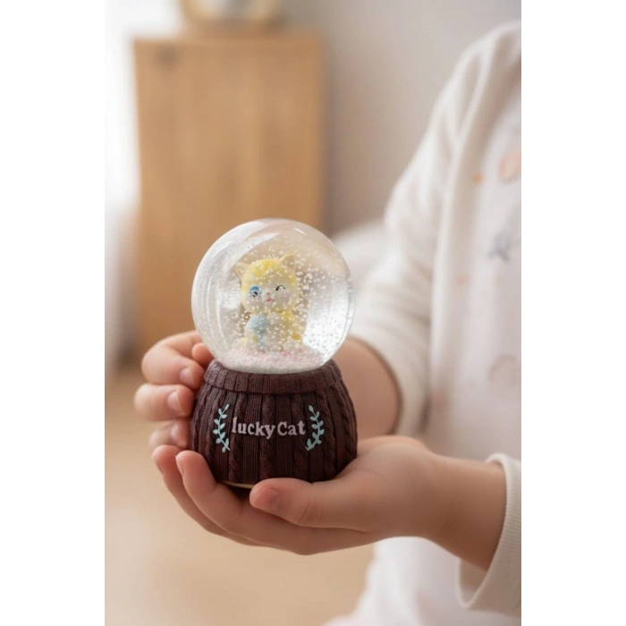 Pilli Işıklı Müzikli Kar Küresi–Şanslı Kedi Figürlü Eğlenceli Masaüstü Biblo, LED Aydınlatmalı Dekoratif Hediyelik Kar Küresi