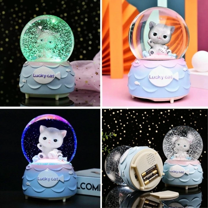 Pilli Işıklı Müzikli Kar Küresi–Şanslı Toplu Kedi Figürlü Eğlenceli Masaüstü Biblo, LED Aydınlatmalı Dekoratif Hediyelik Kar Küresi (5365)
