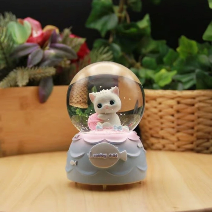 Pilli Işıklı Müzikli Kar Küresi–Şanslı Toplu Kedi Figürlü Eğlenceli Masaüstü Biblo, LED Aydınlatmalı Dekoratif Hediyelik Kar Küresi (5365)