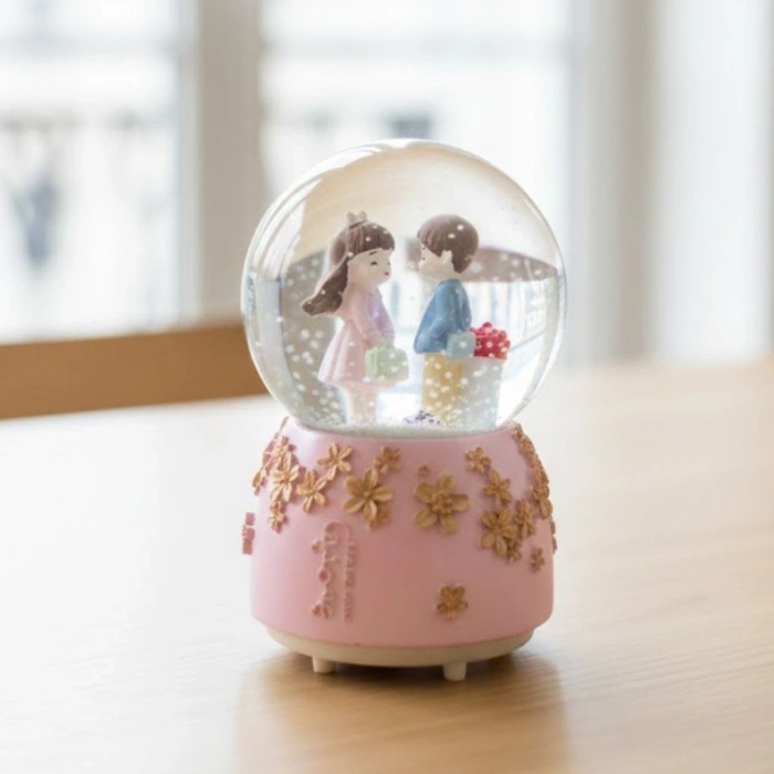 Pilli Işıklı Müzikli Kar Küresi–Sevgili Çiçek Detay Figürlü Eğlenceli Masaüstü Biblo, LED Aydınlatmalı Dekoratif Hediyelik Kar Küresi (5365)