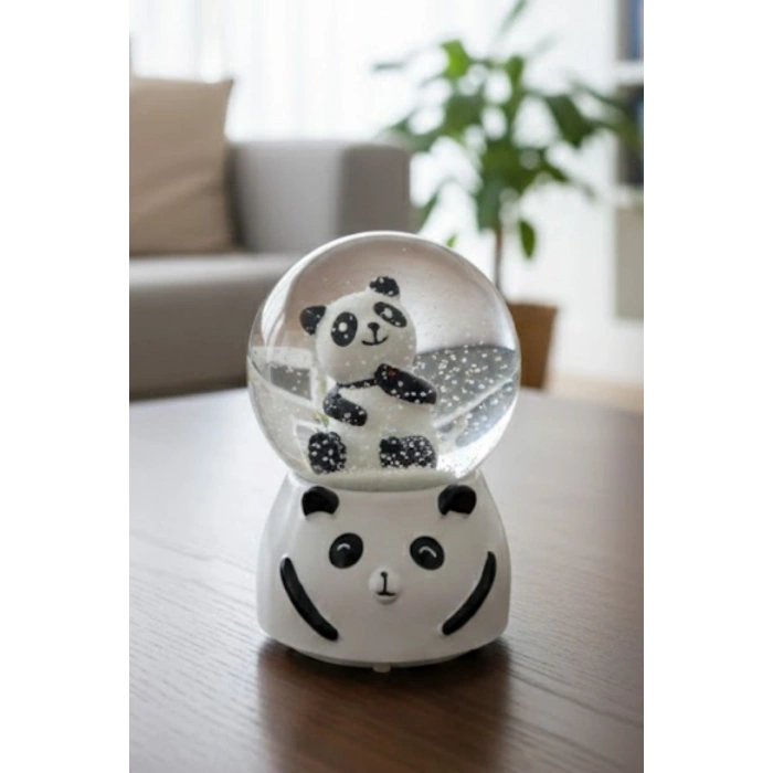 Pilli Işıklı Müzikli Kar Küresi–Sevimli Panda Figürlü Eğlenceli Masaüstü Biblo, LED Aydınlatmalı Dekoratif Hediyelik Kar Küresi
