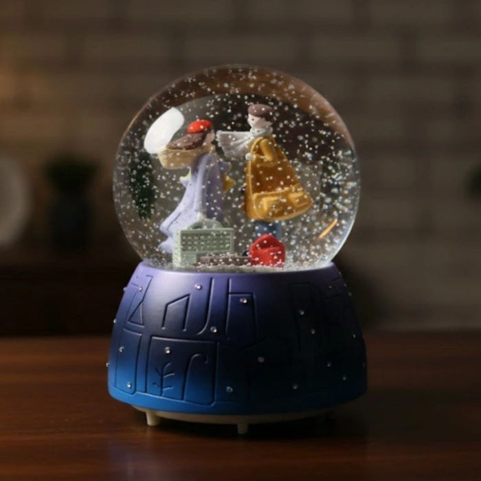Pilli Işıklı Müzikli Kar Küresi–Valizli Sevgili Çift Figürlü Eğlenceli Masaüstü Biblo, LED Aydınlatmalı Dekoratif Hediyelik Kar Küresi (5365)