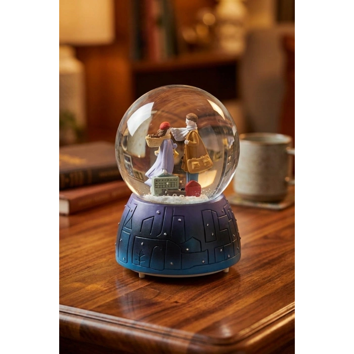 Pilli Işıklı Müzikli Kar Küresi–Valizli Sevgili Çift Figürlü Eğlenceli Masaüstü Biblo, LED Aydınlatmalı Dekoratif Hediyelik Kar Küresi