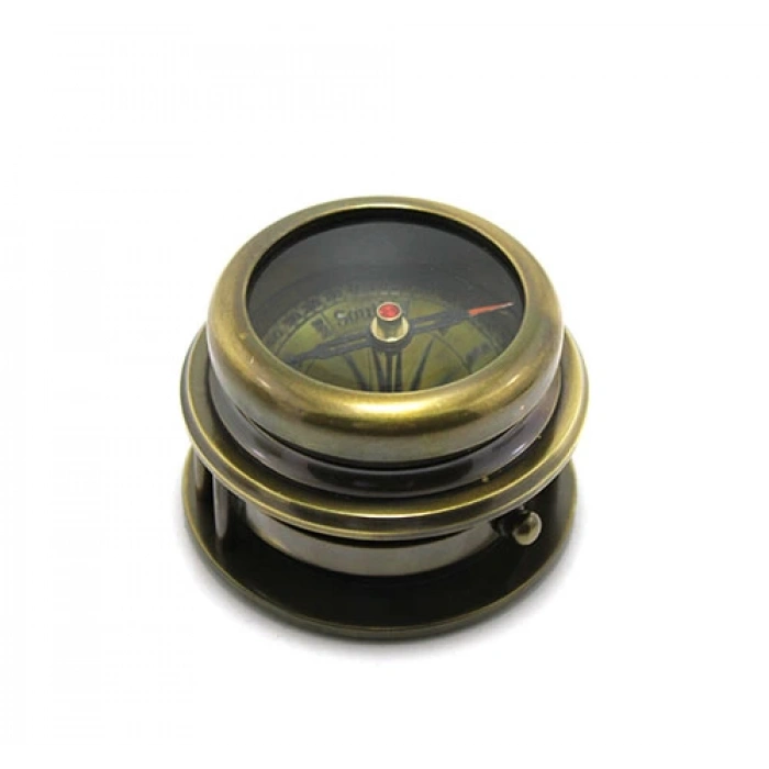 بوصلة من النحاس