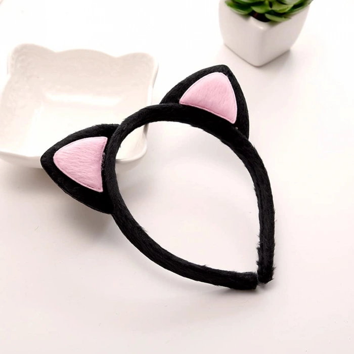 Sevimli Pofuduk Kedi Kulak Tacı